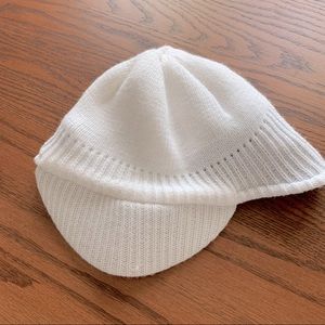 Due North white knit hat with brim